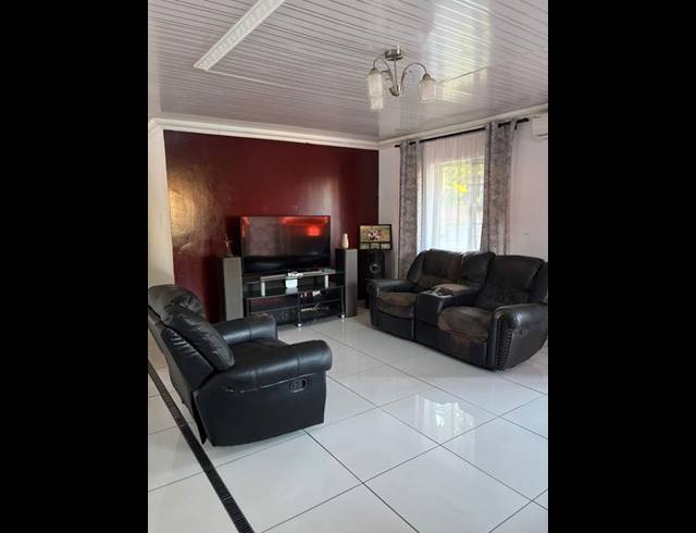 3 BEDROOM PROPERTY TO RENT IN BIRDSWOOD